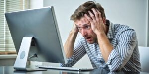 AI Chats Can Remain Online Long After They Disappear From Search Results ( Fikret K/pixabay https://pixabay.com/illustrations/ai-generated-man-working-stressed-9048655/)